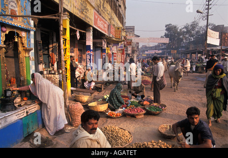 Indien, Varanasi, Mann und Frau verkaufen Gemüse neben Tempel auf Straße Stockfoto