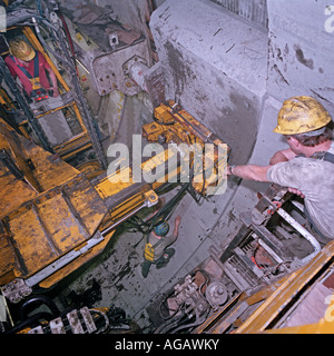 Kanal-Tunnel Bau Crew statt Fertigbeton Futter Segmente nach Tunnel Ausgrabung durch eine Bohrmaschine. Stockfoto