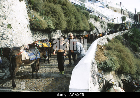 Touristen, die hinunter die Schritte in Fira führt zum Fährhafen auf der Insel Santorini, Griechenland Stockfoto