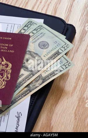 Eine Nahaufnahme von einem britischen Reisepass amerikanische Dollarnoten und Teil einer Reise Brieftasche Stockfoto