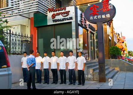 Beijing CHINA, chinesisches Restaurant, Straße Guijie, "Dongzhimen Neidajie" Restaurant an der Rezeption, Gruppenbild Stockfoto