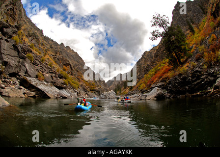 Herbst gegossen und eine Rafting- und Hochland Vogel Jagdreise auf den Middle Fork des Flusses Salmon River in Idaho zu sprengen. Stockfoto