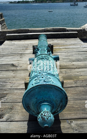 Spanische Kanone in Sevilla Spanien im Jahre 1735 gegossen sitzt auf der oberen Bastion-Deck-Bereich des Castillo de San Marcos National Monument Stockfoto