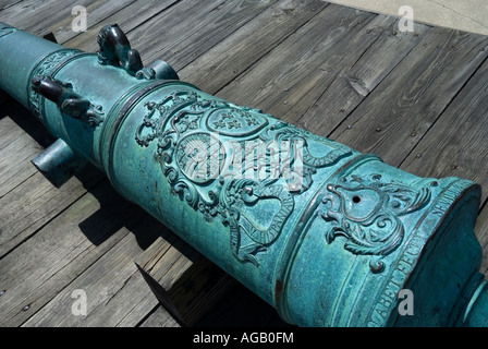 Spanische Kanone in Sevilla Spanien im Jahre 1735 gegossen sitzt auf der oberen Bastion-Deck-Bereich des Castillo de San Marcos National Monument Stockfoto