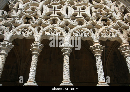 Kreuzgang im Manuelinstil des Königlichen Kreuzgangs des Batalha-Klosters, bekannt als Kloster der Heiligen Maria vom Sieg in Portugal Stockfoto