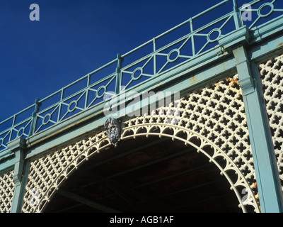 Dekorative Schmiedearbeiten an der Strandpromenade in Brighton England UK Stockfoto