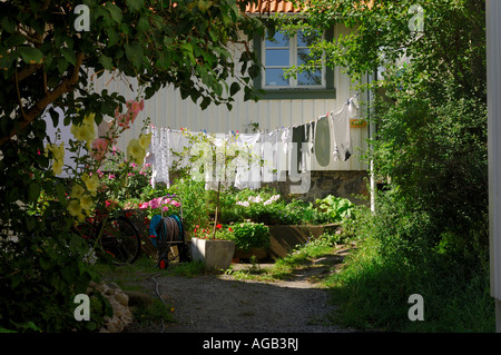 Kleidung auf der Wäscheleine in einen Bauerngarten Stockfoto