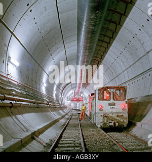 Kanal Arbeit Stollenbahn Beute ausgegraben durch die Bohrmaschine in einem Bahntunnel zur Entsorgung an der Oberfläche sammeln. Stockfoto