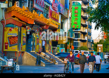 Peking CHINA, kleine Menschenmassen, Männer, Gehen, Straßenszene, 'chinesische Restaurants' 'Guijie Food Street' Dongzhimen Neidajie Front Geschäft Stockfoto