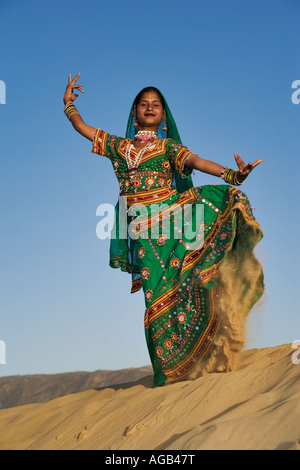 Junge indische Frauen in einem schön dekorierten Saris Durchführung einer traditionellen Rajasthani tanzen Thar-Wüste außerhalb Pushka Indiens Stockfoto