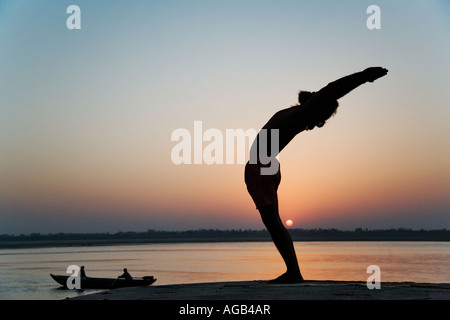 Dr. Rakesh Yogi in die Hasta Utthan Asana angehoben Arm Yoga-Haltung Stockfoto