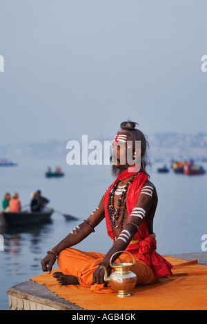 Sadhu oder heiliger Mann Manas Puja Ganges Fluss Varanasi Indien durchführen Stockfoto