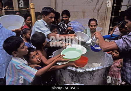 Sri Lanka Colombo Verteilung von Nahrungsmitteln in Zuflucht Camp vom Welternährungsprogramm WFP unterstützt Stockfoto