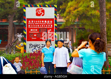 Peking CHINA, Gruppenmenschen, Touristen, Peking Zoo Chinesische Frau fotografiert ihre Familie vor dem Schild am Eingang, Olympisches Logo Stockfoto