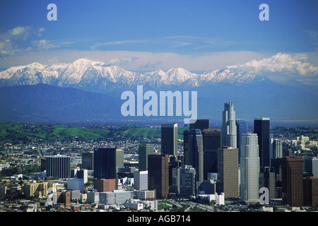 Luftaufnahme von Los Angeles Civic Center mit Schnee auf den San Gabriel Mountains Stockfoto