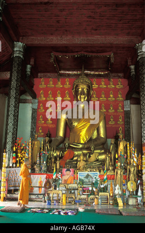 Laos, Luang Prabang, buddhistischer Mönch in Wat Manorom Tempel Stockfoto