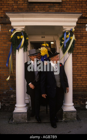 Hungerford Hocktide, Berkshire. Am zweiten Dienstag nach Ostern spazieren die Tuttimen durch die Stadt und haben das Recht auf den Weg durch verschiedene Bürgerhäuser in Großbritannien. Stockfoto