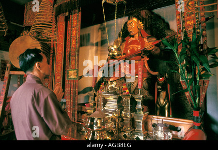 China, Hong Kong, Mann, der betet in Man Mo Tempel Stockfoto
