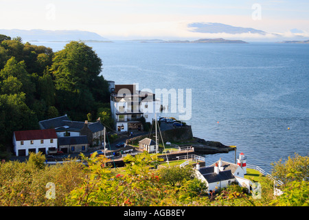 Crinan Hotel und Loch Crinan Blick in Richtung Jura und Mull in Argyll, Schottland Stockfoto