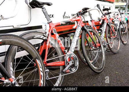 Endphase des Rennens 2007 Tour of Britain Zyklus bei Dumfries Team Bikes gegen Radfahren Elite team van Schottland UK Stockfoto