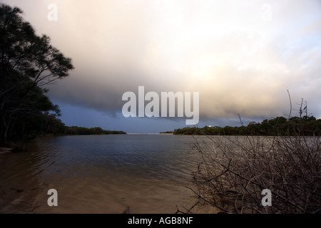 GEWITTERWOLKEN ÜBER SEE SUNSHINE COAST QUEENSLAND AUSTRALIEN HORIZONTALE BAPDB8644 ROLLEN Stockfoto