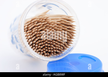 ZAHNSTOCHER IN EINEM CONTAINER WEIßEN HINTERGRUND HORIZONTALE BAPDB8235 Stockfoto