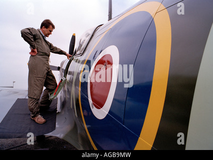 Spitfire pilot stehen auf dem Flügel. Stockfoto