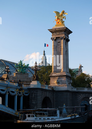 Pont Alexandre III Turm und Grand Palais Stockfoto