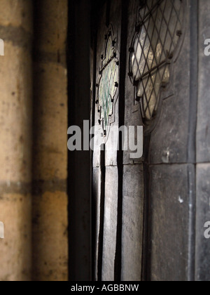 Alte Tür in Notre Dame, Paris, Frankreich, schließen sich Stockfoto
