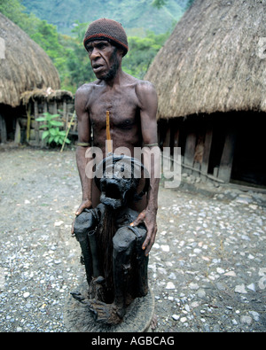 Mann mit einem mumifizierten Vorfahren, Dani Stamm, Irian Jaya, Indonesien Stockfoto