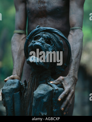 Mann mit einem mumifizierten Vorfahren, Dani Stamm, Irian Jaya, Indonesien Stockfoto