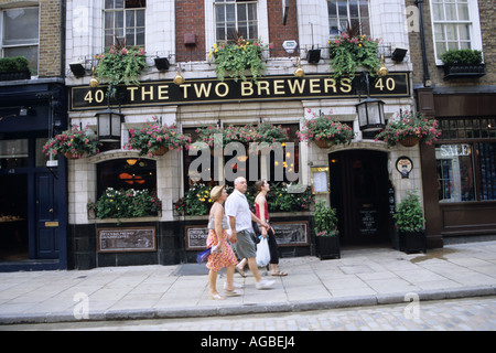 Die zwei Brauereien Pub In Monmouth Street Stockfoto