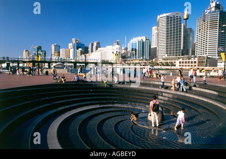 Eine Familie spielen in der wirbelnden Wasser-Funktion, bekannt als die Gezeiten Kaskade in Darling Harbour Stockfoto