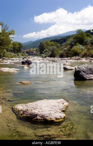 Ein Gebirgsbach in Borgo Val di Taro, Italien. Stockfoto