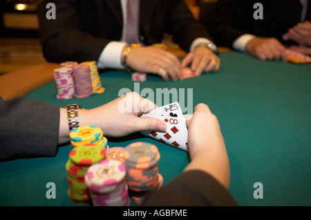 Spieler mit Karten am Pokertisch in einem Casino in Las Vegas, Nevada Modell freigegeben Stockfoto