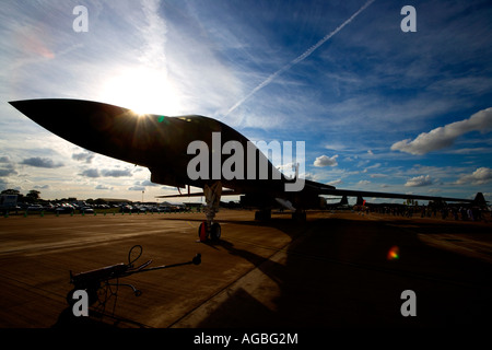 US-USAF Vereinigte Staaten Luftwaffe B1-B Lancer Bomber Flugzeug in Sonne mit blauem Himmel verursacht Sillouette Tötungsmaschine Stockfoto