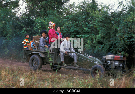 Laos, Luang Namtha, Frauen von Yao und Akha Hill Tribe Wagen unterwegs Stockfoto