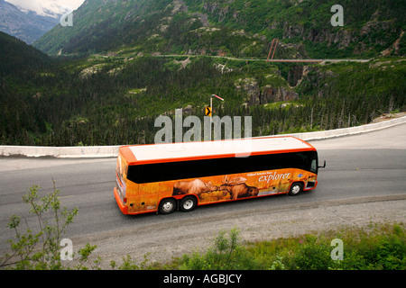 Tour-Busse auf dem South Klondike Highway in der Nähe von Skagway, Alaska Stockfoto