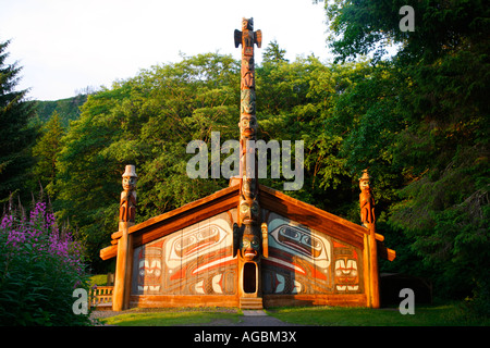 Der Pole Wandern Raven Haus Eingang befindet sich am Eingang zum Clan Haus, Totem Bight State Historical Park, Ketchikan Stockfoto