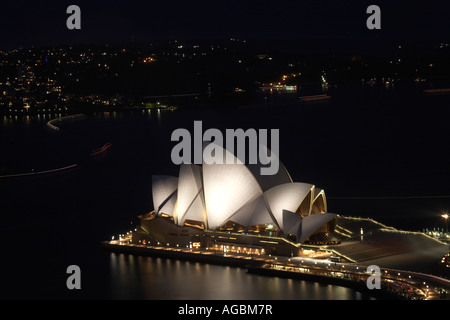 Hohen Niveau schrägen Luftaufnahme in der Dämmerung, Nacht oder Dämmerung des Opernhauses in Sydney New South Wales NSW Australia Stockfoto