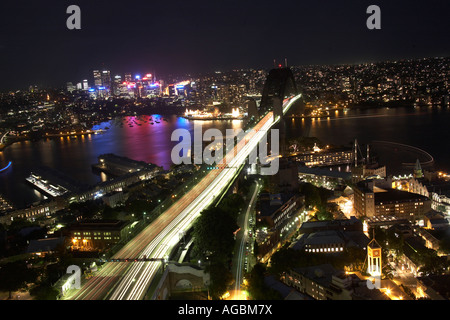 Hohen Niveau schrägen Luftaufnahme in der Dämmerung, Nacht und Dämmerung der Harbour Bridge in Sydney New South Wales NSW Australia Stockfoto