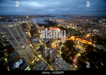 Hohen Niveau schrägen Luftbild Norden östlich von Hyde Park und den Hafen bei Sonnenuntergang am Abend oder in der Dämmerung Tower in Sydney NSW Austral Stockfoto