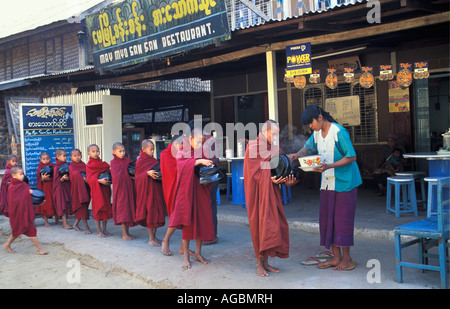 Myanmar, Bagan, buddhistische Mönche sammeln von Nahrung Stockfoto