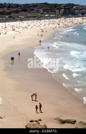 Menschen, die entspannen, Schwimmen und Sonnenbaden auf Sommer-Wochenende am Bondi Beach Sydney New South Wales NSW Australia Stockfoto