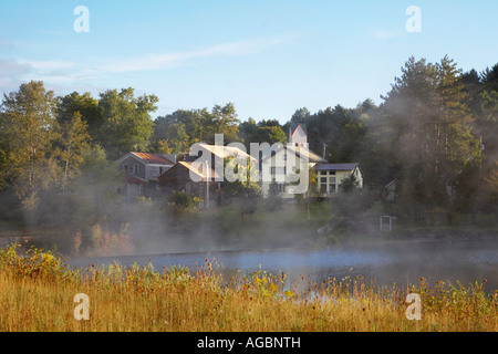 Forestport über den Black River in der Adirondack Mountain Region des Staates New York im Morgennebel Stockfoto