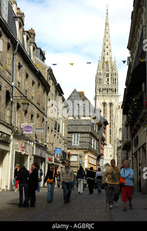 In Quimper, Bretagne Finistère Hauptstadt, den Blick entlang der Rue Kéréon St. Corentin Kathedrale, die bis ins 13. Jahrhundert zurückgeht Stockfoto