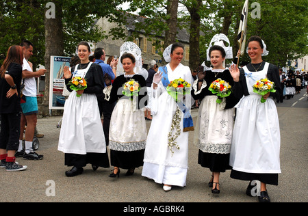 Junge Frauen tragen traditionelle Breton in einem Sommer-Folklore-Festival in der bretonischen Dorf von La Forêt-Fouesnant-Kostüme Stockfoto