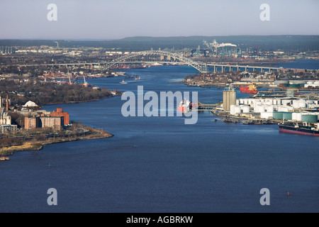 Luftbild von New York City s Bayonne Bridge und Hafen Stockfoto