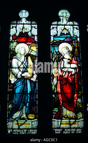 Kirchenfenster von St. Agnes und St. Cecilia Stockfoto