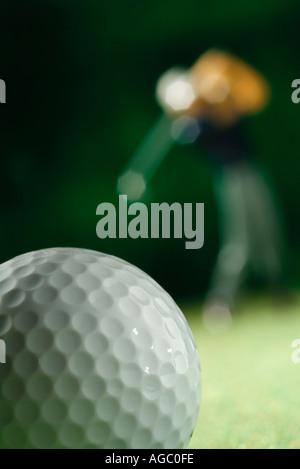 Nahaufnahme des Golfballs und des Golfspielers im Hintergrund Stockfoto